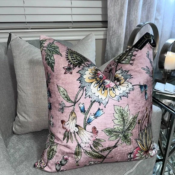 1- NWT SOHO STUDIO BLUSH FLORAL DESIGN DECORATIVEPILLOW